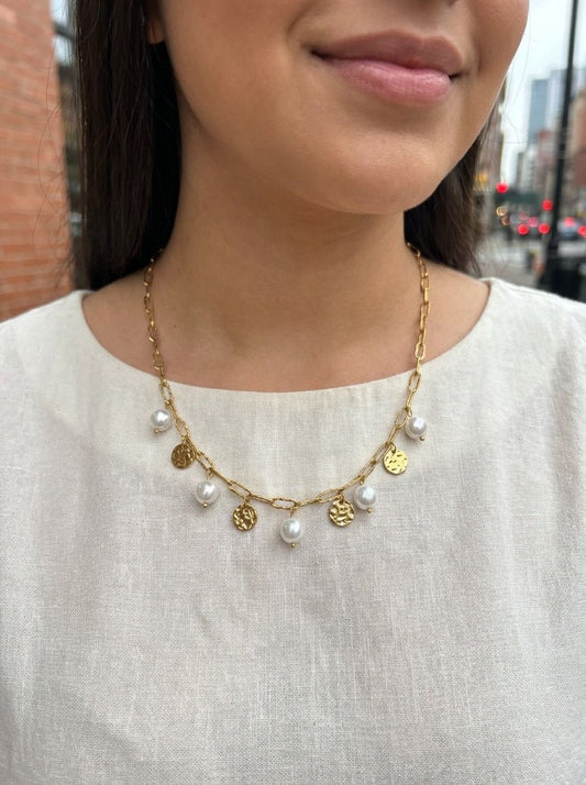 Collier à chaîne dorée à maillons longs, orné de pendentifs médaillons martelés et de perles blanches pendantes