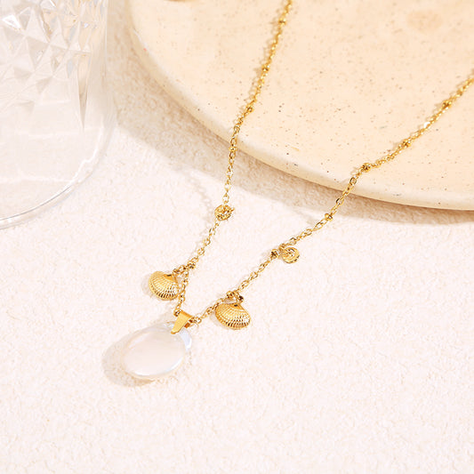 Collier chaîne dorée avec pendentif perle et coquillages
