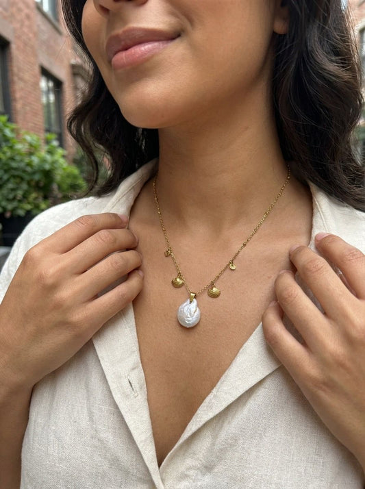 Collier chaîne dorée avec pendentif perle et coquillages