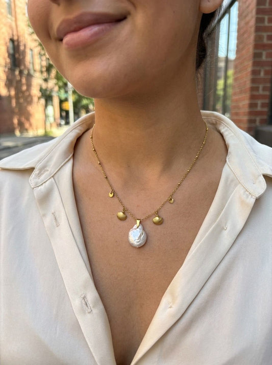 Collier chaîne dorée avec pendentif perle et coquillages