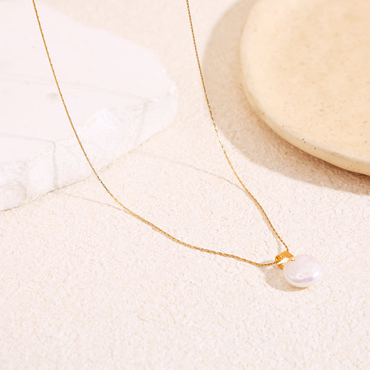 Collier chaîne serpent fine dorée avec pendentif perle plate nacrée