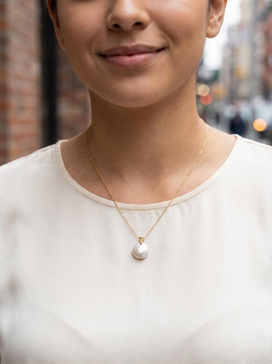 Collier chaîne serpent fine dorée avec pendentif perle plate nacrée