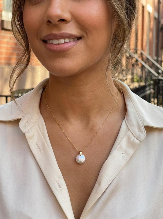 Collier chaîne serpent fine dorée avec pendentif perle plate nacrée