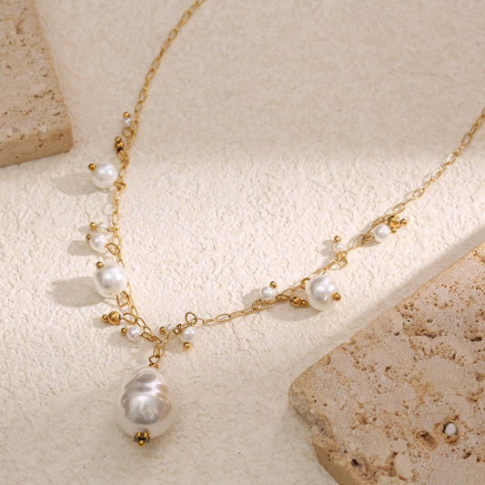 Collier Chaîne Fine Dorée Avec Breloques Perles Blanches