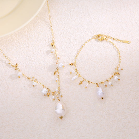 Collier Chaîne Fine Dorée Avec Breloques Perles Blanches