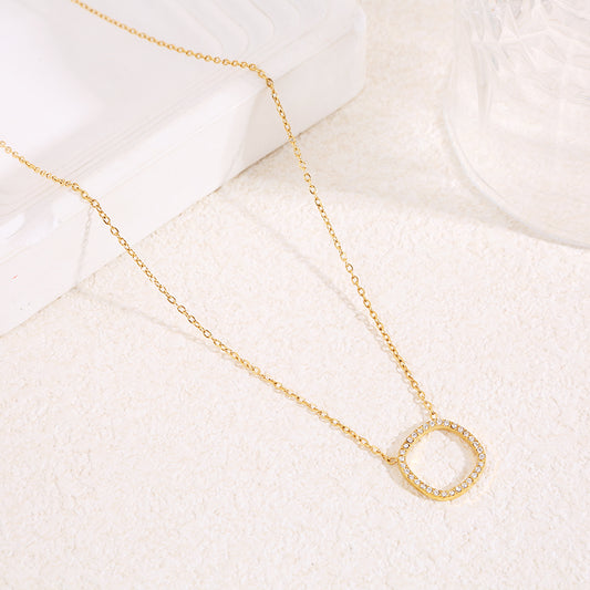 Collier chaîne fine dorée avec contour carré central strassé aux angles arrondis