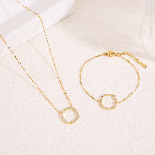 Collier chaîne fine dorée avec contour carré central strassé aux angles arrondis