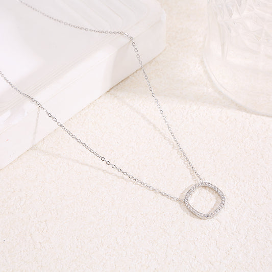 Collier chaîne fine argentée avec contour carré central strassé aux angles arrondis