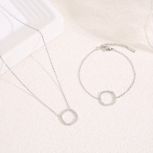 Collier chaîne fine argentée avec contour carré central strassé aux angles arrondis