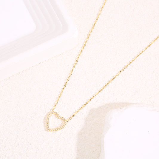 Collier chaîne fine dorée avec contour coeur central strassé aux angles arrondis