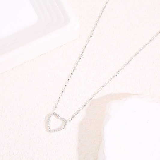 Collier chaîne fine argentée avec contour coeur central strassé aux angles arrondis