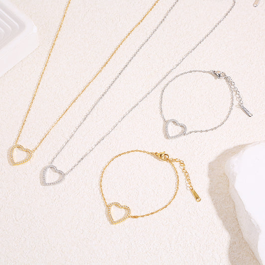 Collier chaîne fine argentée avec contour coeur central strassé aux angles arrondis