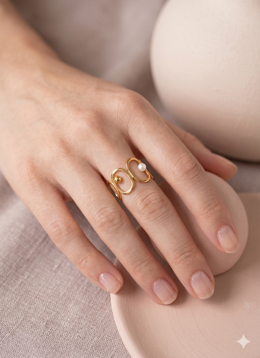 Bague dorée ajustable ornée d'anneaux ovales avec détails perle et doré