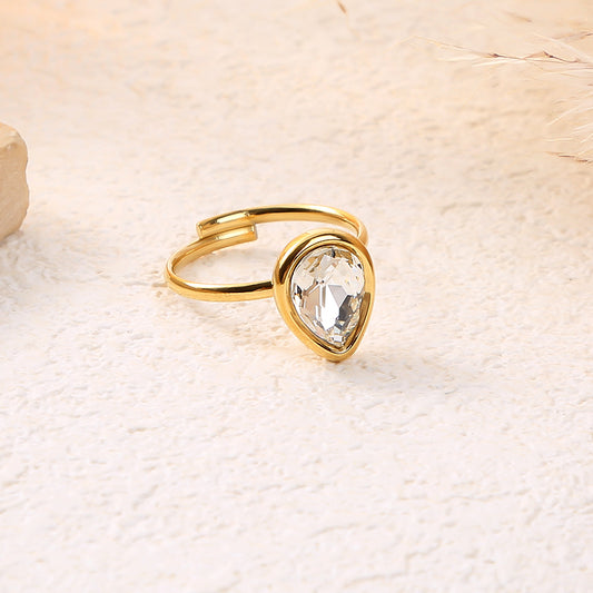 Bague dorée ajustable avec un cristal facetté en forme de goutte