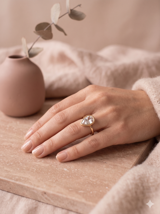 Bague dorée ajustable avec un cristal facetté en forme de goutte