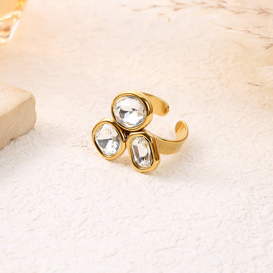 Bague dorée 3 strass blancs de formes variées