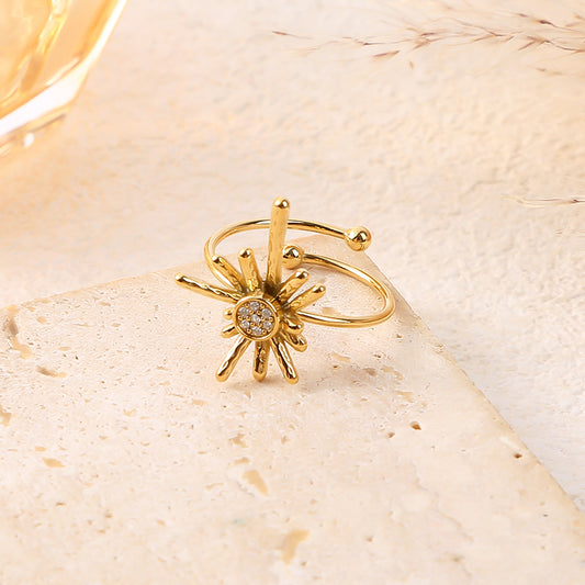 Bague dorée ajustable motif soleil à centre strassé