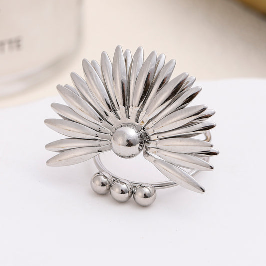 Bague ajustable à deux anneaux avec demi marguerite et trois billes