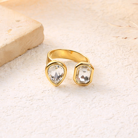 Bague dorée semi épaisse ouverture avant strass blancs goutte et carré