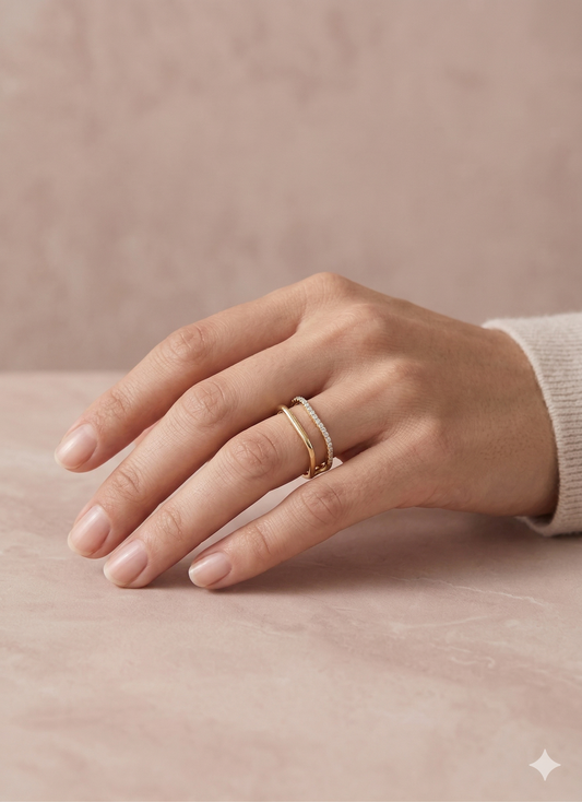 Bague dorée ajustable carrée avec une branche ornée de mini strass ronds et une lisse