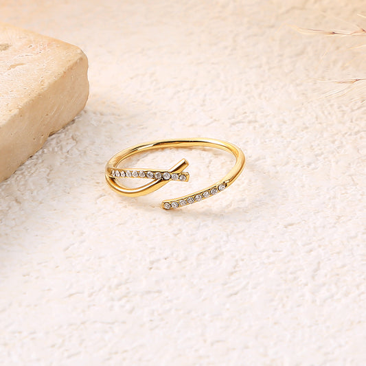 Bague fine dorée ajustable ouverture avant branche strassée croisée avec branche lisse