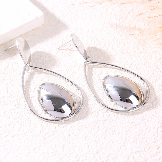 Boucles d'oreilles pendantes argentées forme goutte ajourée médaillon central bombé effet miroir