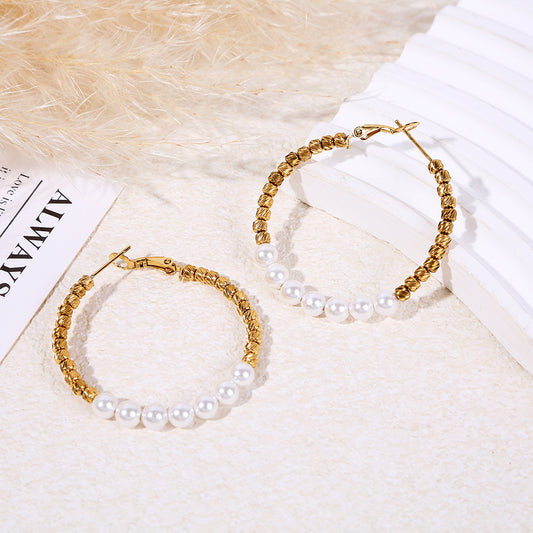 Boucles d'oreilles créoles dorées ornées de perles blanches