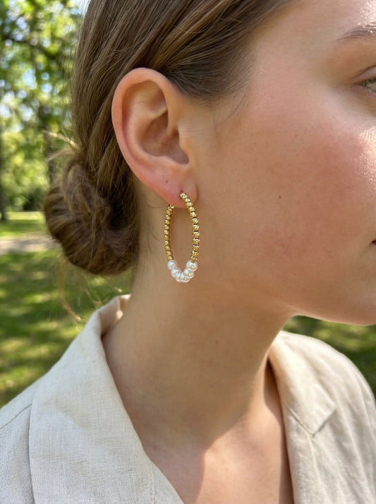 Boucles d'oreilles créoles dorées ornées de perles blanches