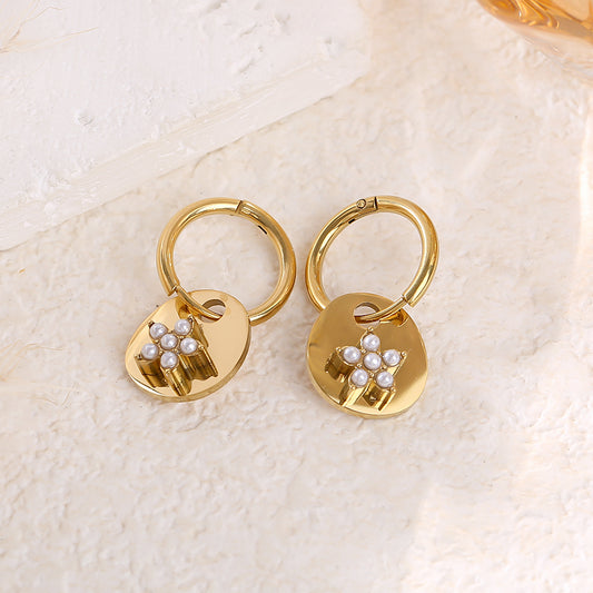 Boucles d'oreilles créoles dorées médaillon orné d'une fleur de perles blanches