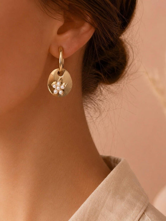 Boucles d'oreilles créoles dorées médaillon orné d'une fleur de perles blanches