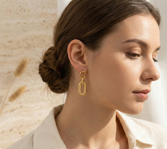 Boucles d'oreilles dorées pendantes  chaînes texturés