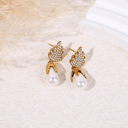 Boucles d’oreilles dorées pendantes flamme strassée et perle