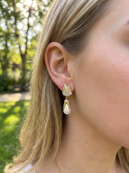 Boucles d’oreilles dorées pendantes flamme strassée et perle