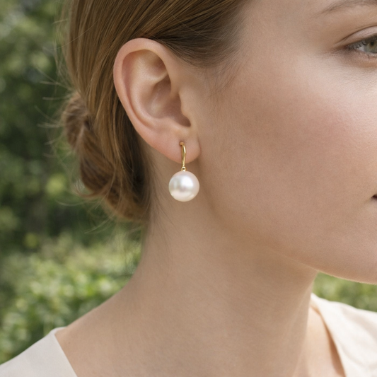 Boucles d'oreilles dorées pendantes à perles blanches lisses