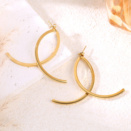 Boucles d’oreilles dorées double arc entrelacé