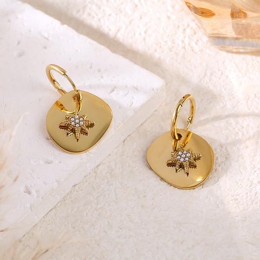 Boucles d'oreilles créoles dorées médaillon martelé orné d'une étoiles et mini perles