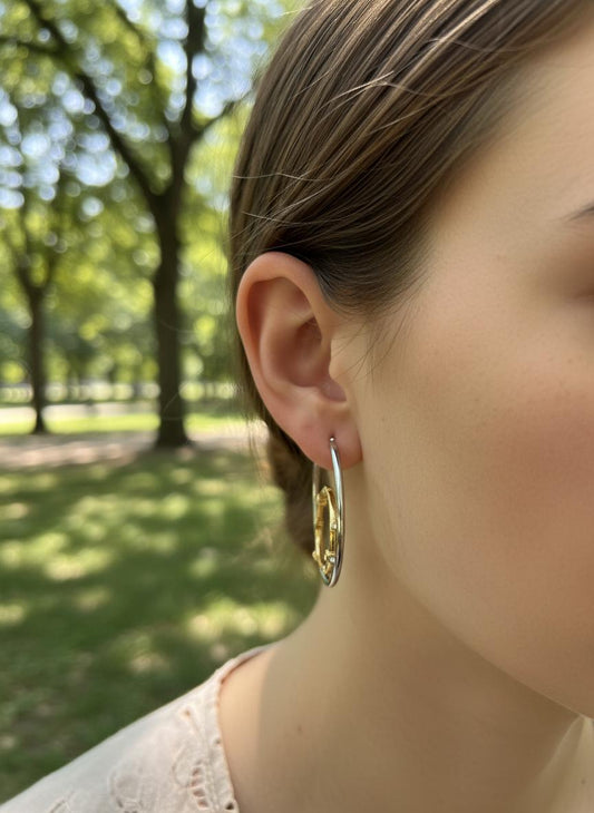 Boucles d'oreilles bicolores avec anneau ovale et rond reliés avec strass