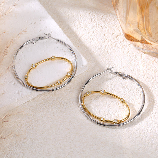 Boucles d'oreilles bicolores avec anneau ovale et rond reliés avec strass