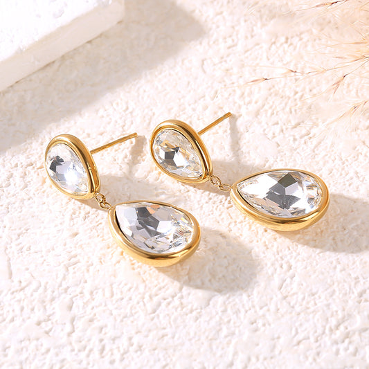 Boucles d'oreilles pendantes dorées serties de 2 gouttes en verre blanches