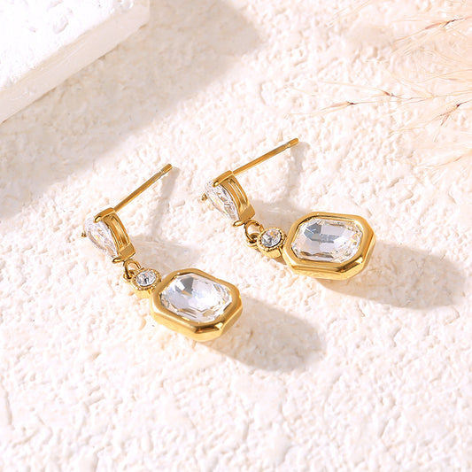 Boucles d’oreilles dorées à trois cristaux facettés suspendus