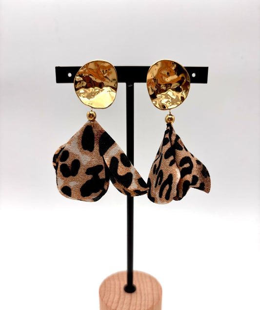 Boucles d'oreilles dorées pendantes avec tissu léopard