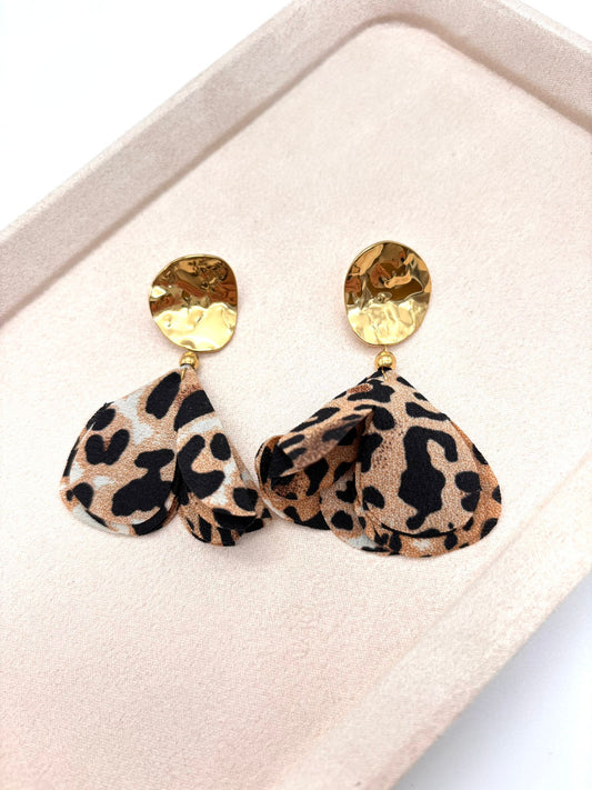 Boucles d'oreilles dorées pendantes avec tissu léopard