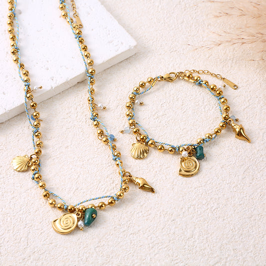 Bracelet chaîne perlée doré cordon bleu charms coquillages et pierre vert émeraude