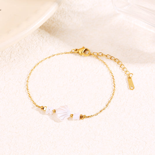 Bracelet chaîne dorée perle avec coquillage blanc