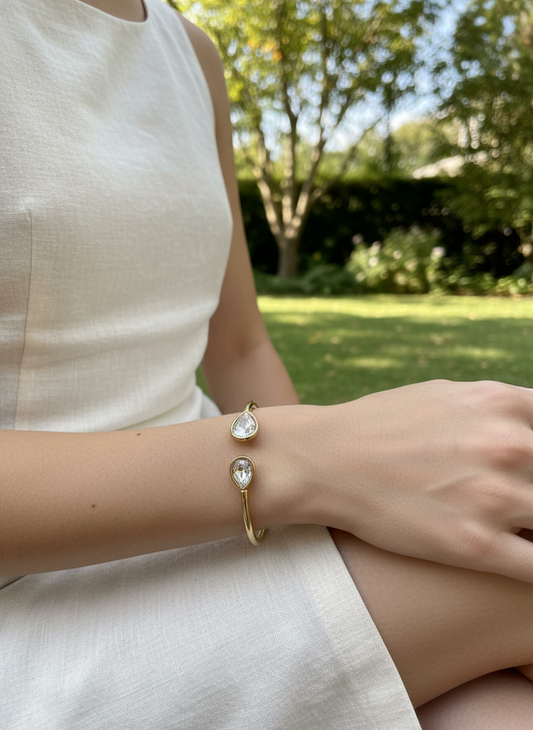 Bracelet manchette amovible dorée ouvert par l'avant avec cristaux de verres carré blanc