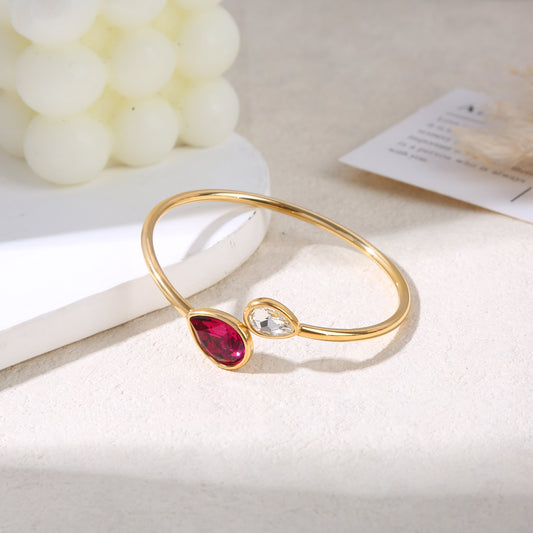 Bracelet manchette amovible dorée ouvert par l'avant avec cristaux de verres en goutte blanc et fuchsia