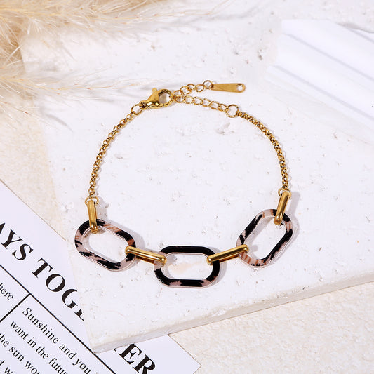 Bracelet chaîne dorée avec 3 anneaux ovales motifs animaliers