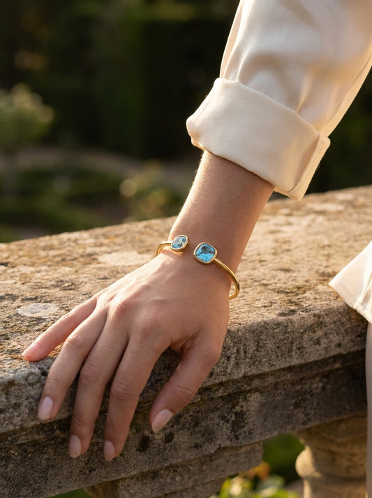 Bracelet manchette amovible dorée ouvert par l'avant avec cristaux de verres carré blanc