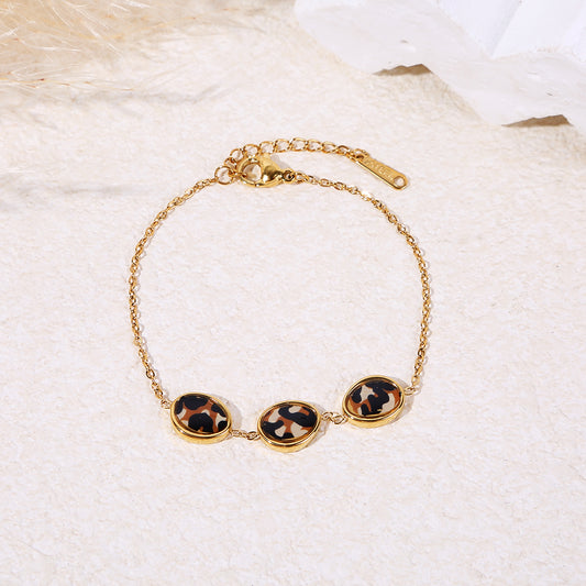 Bracelet chaîne fine dorée avec 3 médaillons ovales motif léopard