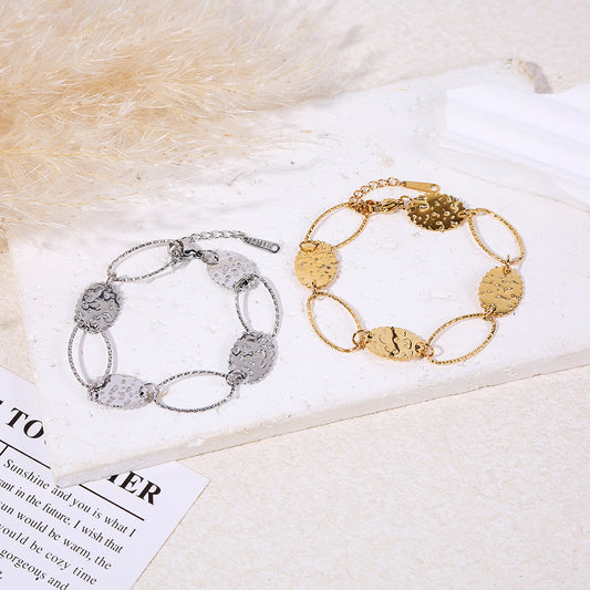 Bracelet doré alternant maillons ovales texturés et médaillons ronds martelés